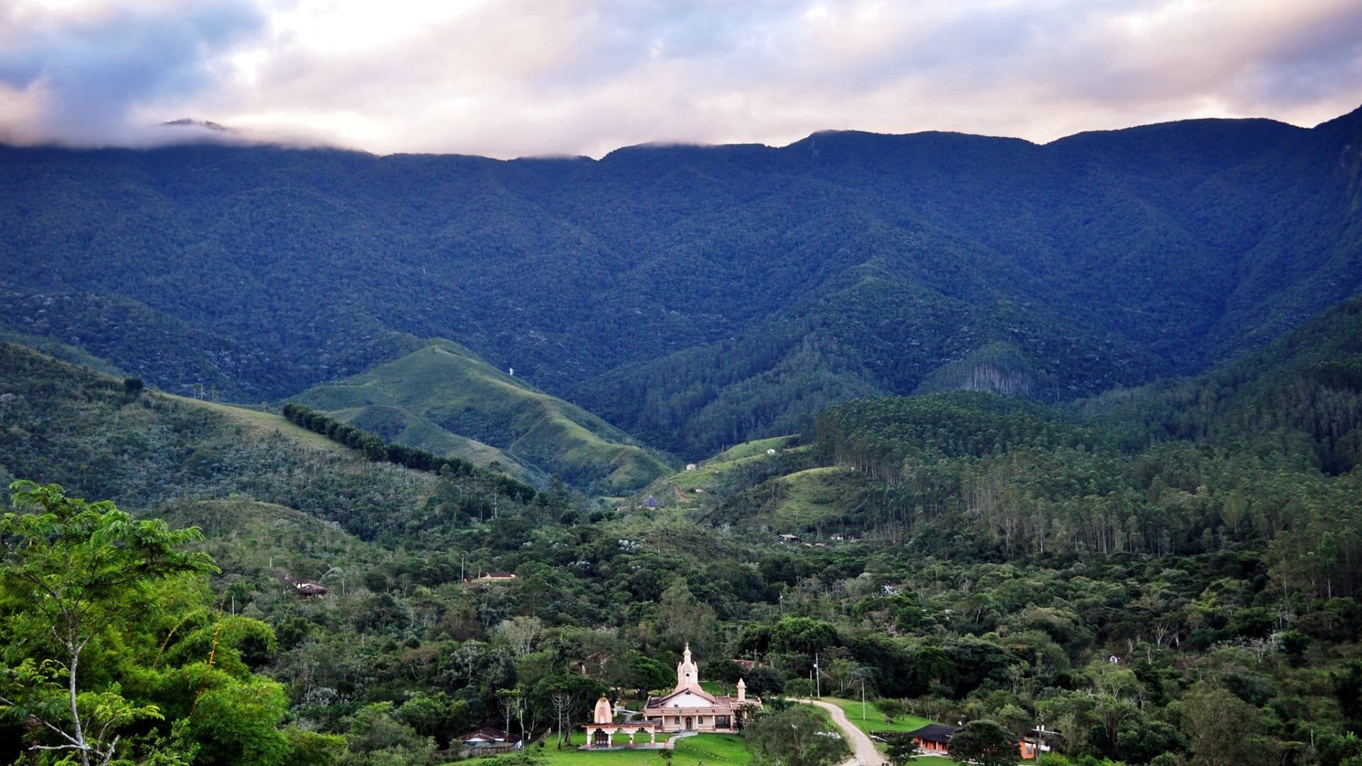 Uma das maiores comunidade Hare Krishna no Brasil – Foto de Fazenda Nova  Gokula, Pindamonhangaba - Tripadvisor